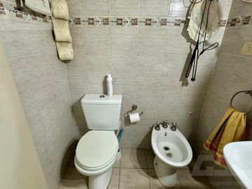 Casa 5 ambientes - 4 dormitorios - 2 baños - 3 cocheras - It