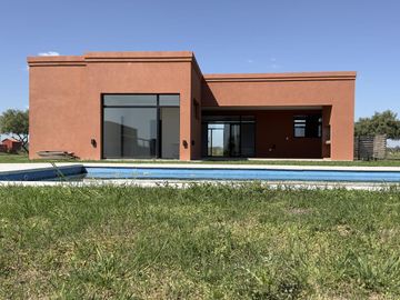Casa en venta-Barrio San Sebastián Área 7-Intero-Pileta-Loma Verde-Escobar