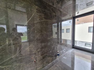Casa de 6 ambientes con 4 cocheras  en  venta en el Yacht, Nordelta