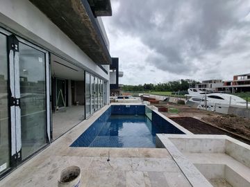 Casa de 6 ambientes con 4 cocheras  en  venta en el Yacht, Nordelta