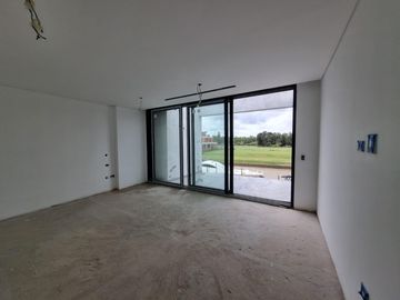 Casa de 6 ambientes con 4 cocheras  en  venta en el Yacht, Nordelta