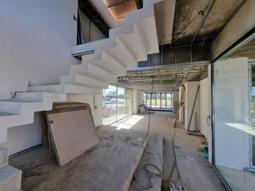 Casa de 6 ambientes con 4 cocheras  en  venta en el Yacht, Nordelta