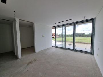 Casa de 6 ambientes con 4 cocheras  en  venta en el Yacht, Nordelta