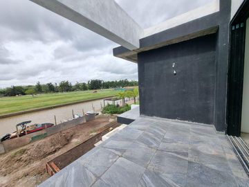 Casa de 6 ambientes con 4 cocheras  en  venta en el Yacht, Nordelta