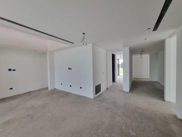 Casa de 6 ambientes con 4 cocheras  en  venta en el Yacht, Nordelta