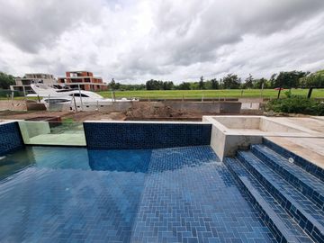 Casa de 6 ambientes con 4 cocheras  en  venta en el Yacht, Nordelta