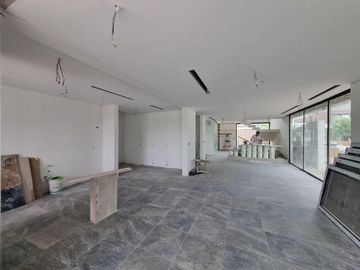 Casa de 6 ambientes con 4 cocheras  en  venta en el Yacht, Nordelta