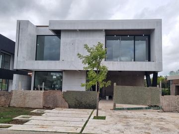 Casa de 6 ambientes con 4 cocheras  en  venta en el Yacht, Nordelta