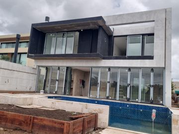 Casa de 6 ambientes con 4 cocheras  en  venta en el Yacht, Nordelta