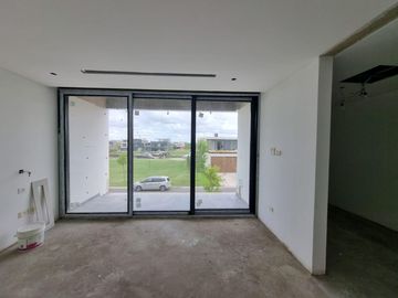 Casa de 6 ambientes con 4 cocheras  en  venta en el Yacht, Nordelta