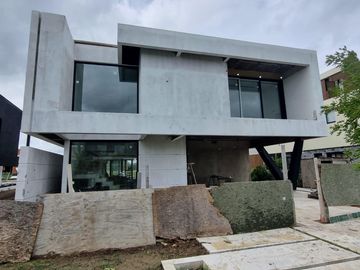 Casa de 6 ambientes con 4 cocheras  en  venta en el Yacht, Nordelta