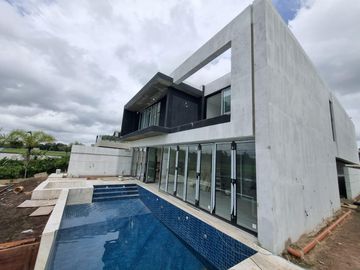 Casa de 6 ambientes con 4 cocheras  en  venta en el Yacht, Nordelta