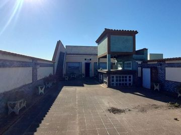 Vivienda Casa cuatro ambientes con terraza y cochera + Local y oficina en Gerli a la Venta