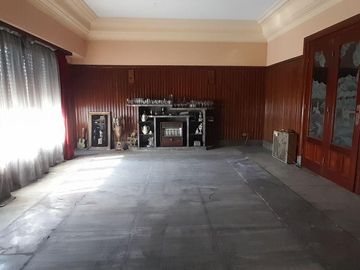 Vivienda Casa cuatro ambientes con terraza y cochera + Local y oficina en Gerli a la Venta
