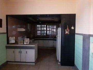 Vivienda Casa cuatro ambientes con terraza y cochera + Local y oficina en Gerli a la Venta