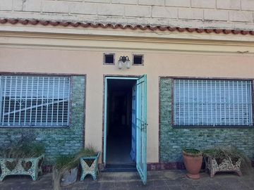 Vivienda Casa cuatro ambientes con terraza y cochera + Local y oficina en Gerli a la Venta