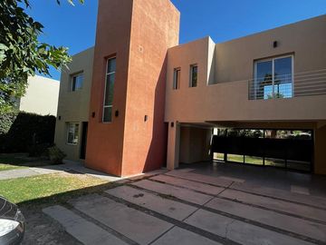 Casa en  B° Privado La Lucia