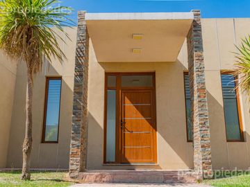VENTA  Casa 3 dorm   Comahue Golf Club Neuquen Apta Credito