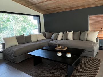 Exclusiva, moderna y cálida casa de 6 ambientes en Barrio Privado Tessalia / Tierra de Centauros
