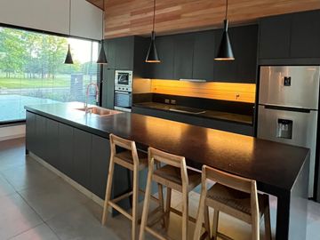 Exclusiva, moderna y cálida casa de 6 ambientes en Barrio Privado Tessalia / Tierra de Centauros