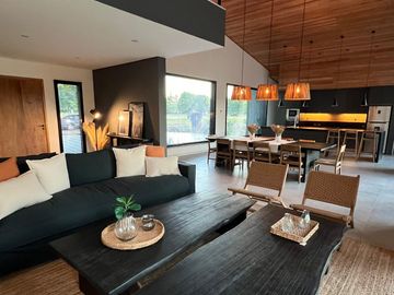 Exclusiva, moderna y cálida casa de 6 ambientes en Barrio Privado Tessalia / Tierra de Centauros