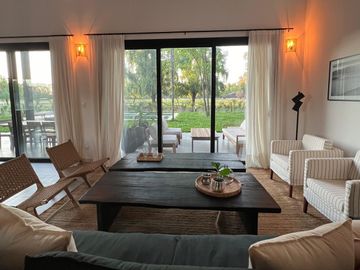 Exclusiva, moderna y cálida casa de 6 ambientes en Barrio Privado Tessalia / Tierra de Centauros