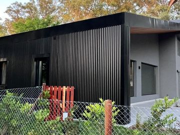 Exclusiva, moderna y cálida casa de 6 ambientes en Barrio Privado Tessalia / Tierra de Centauros