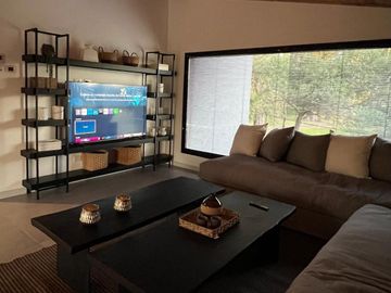 Exclusiva, moderna y cálida casa de 6 ambientes en Barrio Privado Tessalia / Tierra de Centauros