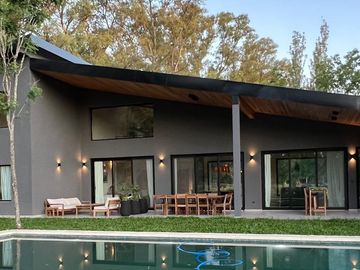 Exclusiva, moderna y cálida casa de 6 ambientes en Barrio Privado Tessalia / Tierra de Centauros