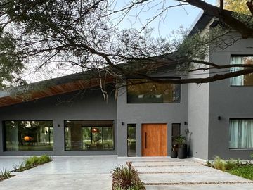 Exclusiva, moderna y cálida casa de 6 ambientes en Barrio Privado Tessalia / Tierra de Centauros