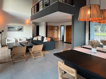 Exclusiva, moderna y cálida casa de 6 ambientes en Barrio Privado Tessalia / Tierra de Centauros