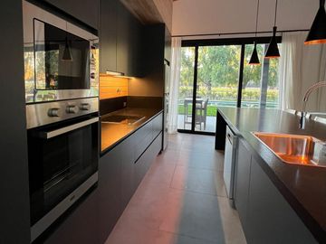 Exclusiva, moderna y cálida casa de 6 ambientes en Barrio Privado Tessalia / Tierra de Centauros