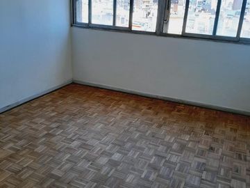 En excelente zona departamento 3 ambientes con dependencia en Recoleta