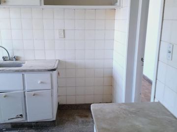 En excelente zona departamento 3 ambientes con dependencia en Recoleta