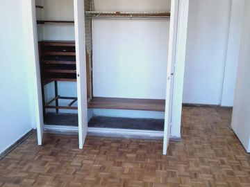 En excelente zona departamento 3 ambientes con dependencia en Recoleta