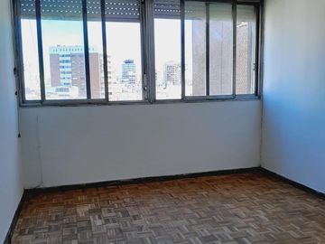 En excelente zona departamento 3 ambientes con dependencia en Recoleta