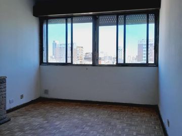 En excelente zona departamento 3 ambientes con dependencia en Recoleta