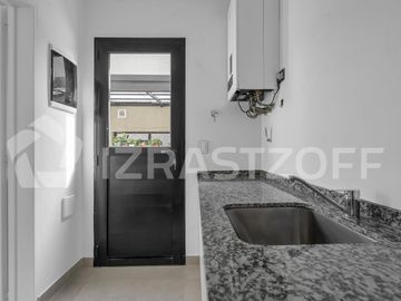 Muy buena casa en venta en lote central en Barrio Santo Tomas