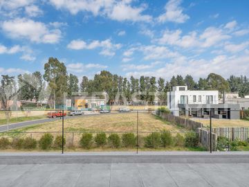 Muy buena casa en venta en lote central en Barrio Santo Tomas
