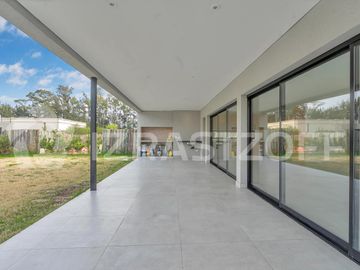 Muy buena casa en venta en lote central en Barrio Santo Tomas