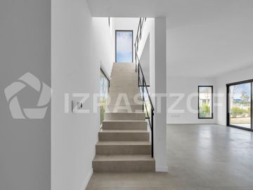 Muy buena casa en venta en lote central en Barrio Santo Tomas