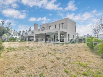 Muy buena casa en venta en lote central en Barrio Santo Tomas