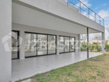 Muy buena casa en venta en lote central en Barrio Santo Tomas