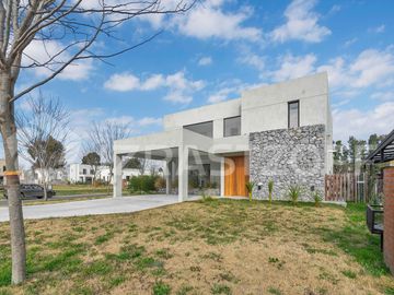 Muy buena casa en venta en lote central en Barrio Santo Tomas