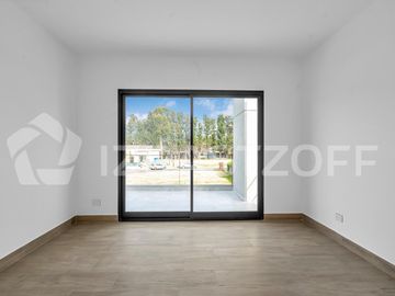 Muy buena casa en venta en lote central en Barrio Santo Tomas