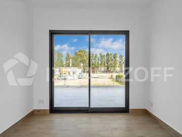 Muy buena casa en venta en lote central en Barrio Santo Tomas