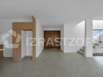Muy buena casa en venta en lote central en Barrio Santo Tomas