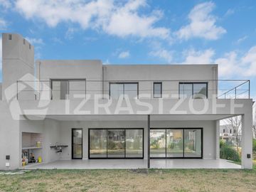 Muy buena casa en venta en lote central en Barrio Santo Tomas