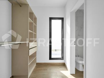 Muy buena casa en venta en lote central en Barrio Santo Tomas