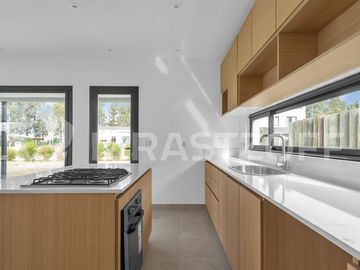 Muy buena casa en venta en lote central en Barrio Santo Tomas